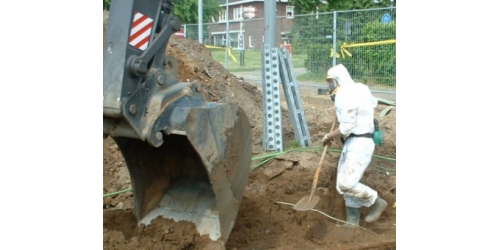 Werknemers wijzen op asbest in vervuilde grond
