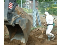 Werknemers wijzen op asbest in vervuilde grond